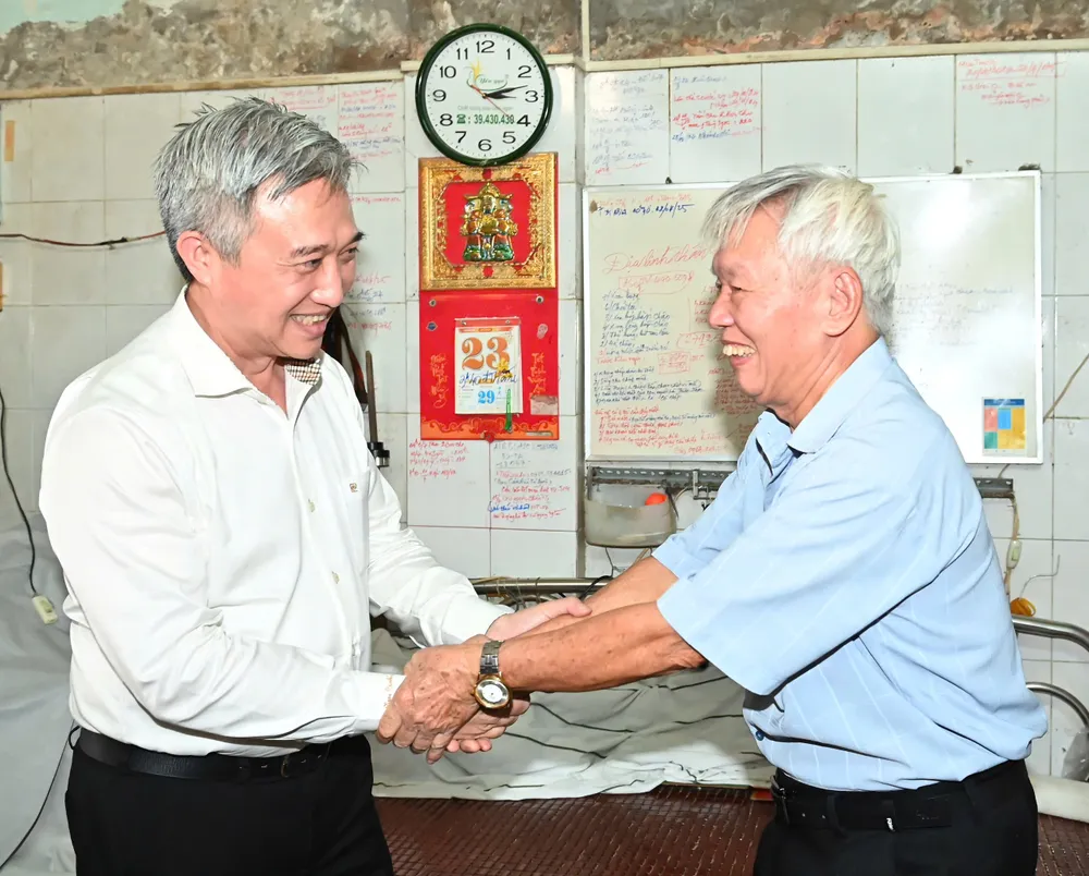 Đồng chí Đặng Minh Thông gửi lời động viên, chia sẻ với ông Nguyễn Đức Nhân. Ảnh: VIỆT DŨNG z6833756717012_0ac51b53527be5298fe63d3727d9e99f.jpg