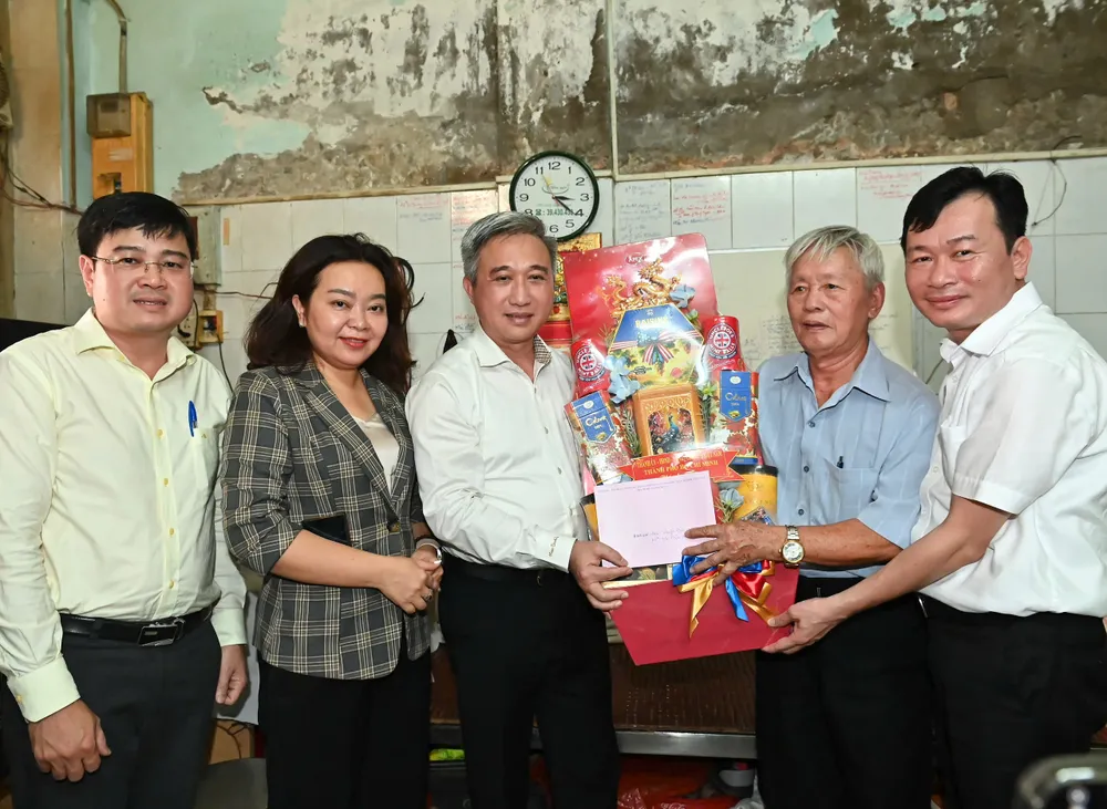 Đoàn đại biểu trao quà của TPHCM đến ông Nguyễn Đức Nhân. Ảnh: VIỆT DŨNG z6833756725800_60a0488f0f9c50f97a916c3d485db973.jpg