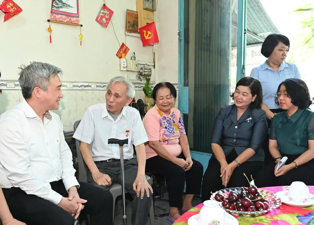 Đồng chí Đặng Minh Thông và đoàn công tác thăm hỏi ông Châu Xí cùng gia đình. Ảnh: VIỆT DŨNG z6833756735771_1495b9a924d9efe46b09812078278a74.jpg