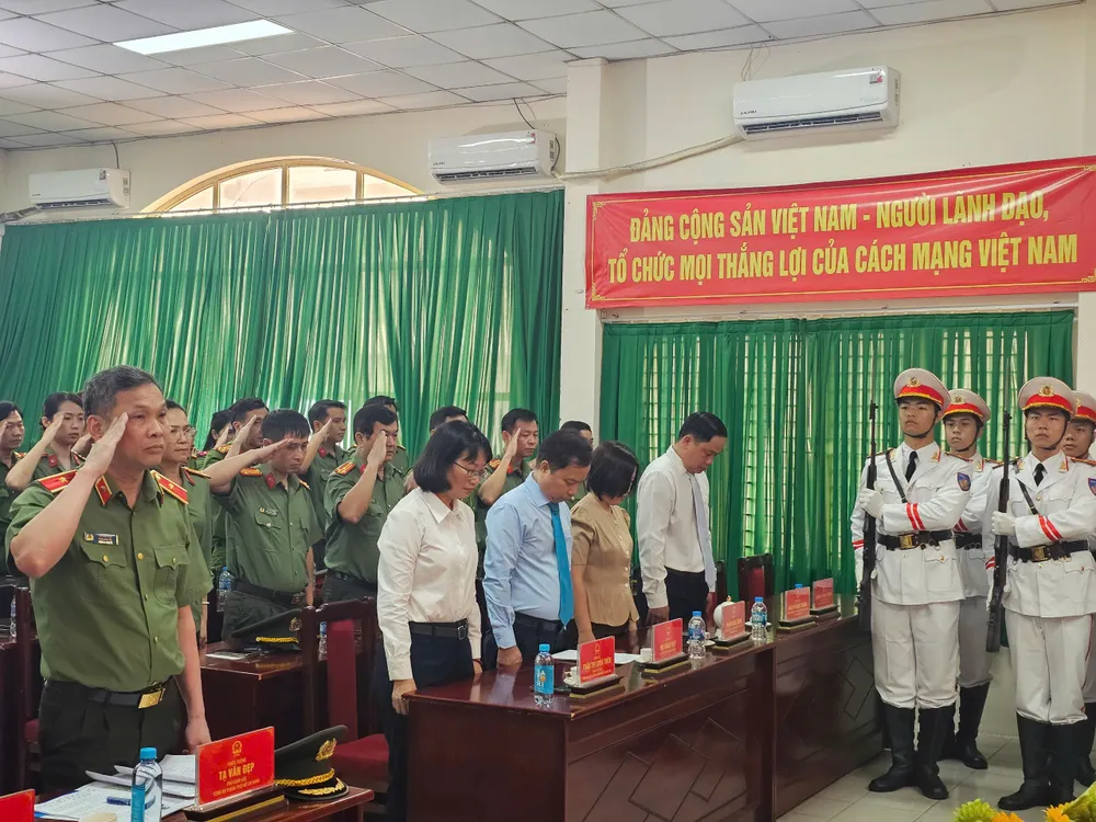 Đại biểu mặc niệm tưởng nhớ liệt sĩ Phan Tấn Tài z6836578924760_8b697c0b2a691ebbfe31b176aa239240.jpg