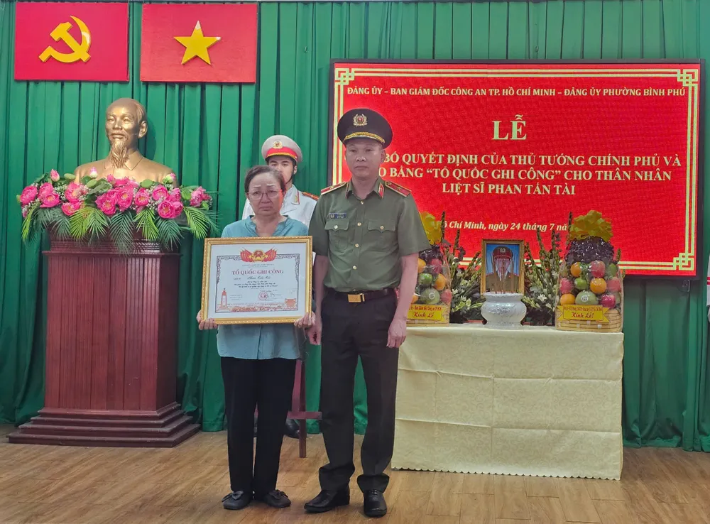 Thiếu tướng Tạ Văn Đẹp trao Bằng Tổ quốc ghi công đến thân mẫu liệt sĩ Phan Tấn Tài z6836855760032_1ea0ef3aeab09536fd8c5a8d83fe8133.jpg
