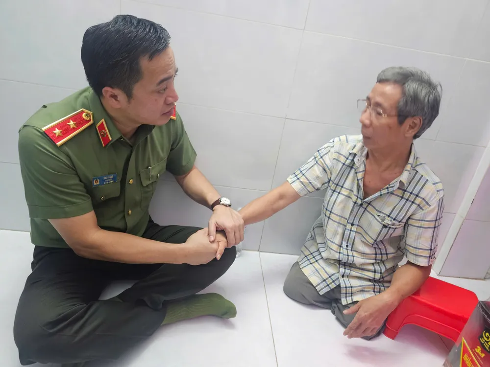 Trung tướng Mai Hoàng ân cần thăm hỏi ông Phạm Văn Tân, là thương binh hạng 1/4 z6837386337028_3680c97b8f0927f69b83500b4609f169.jpg