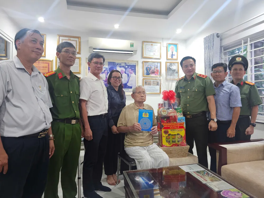 Đoàn đại biểu TPHCM trao quà đến ông Phạm Ngọc Ân z6837386339667_1b19b03adffe55b0e8399b8388655c4a.jpg