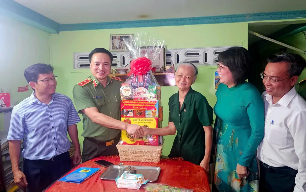Trung tướng Mai Hoàng trao quà của TPHCM đến bà Bùi Ngọc Ánh z6837386339751_12e883d536b0dbfc2749fa483b22f0b5.jpg
