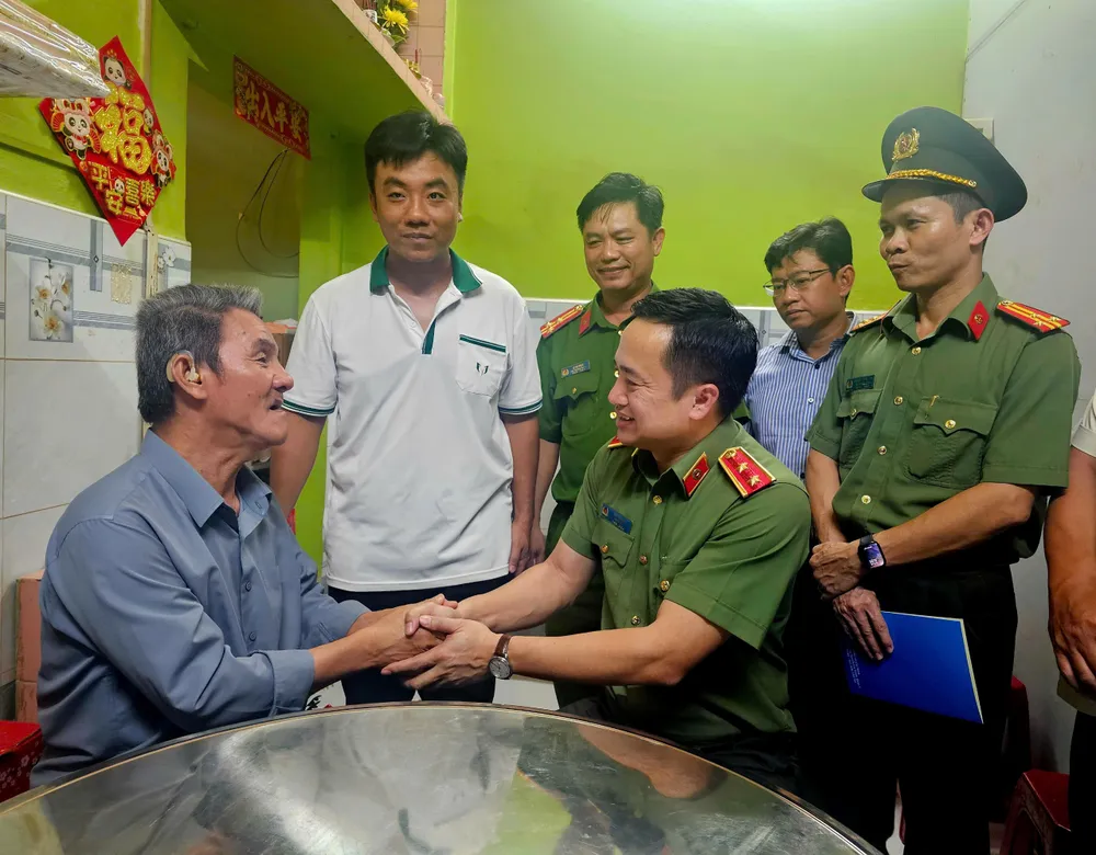 Trung tướng Mai Hoàng cùng đoàn công tác thăm hỏi ông Trần Văn Dũng z6837386341750_d89e56d75052df5f958c0f86fc5bf2f3.jpg