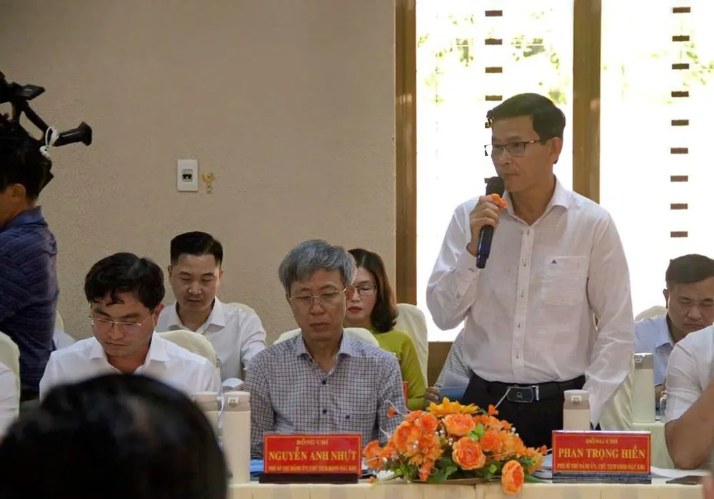 コンダオ特別区人民委員会のファン・チョン・ヒエン委員長が作業部会で報告と提案を行った。 z6840825264794_a043c48cf35e809f4aa46f93c86a559e.jpg