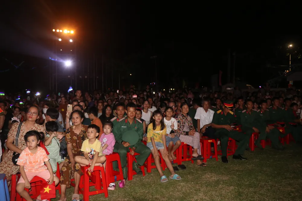 Đông đảo người dân Côn Đảo đến xem chương trình nghệ thuật IMG_1917.JPG
