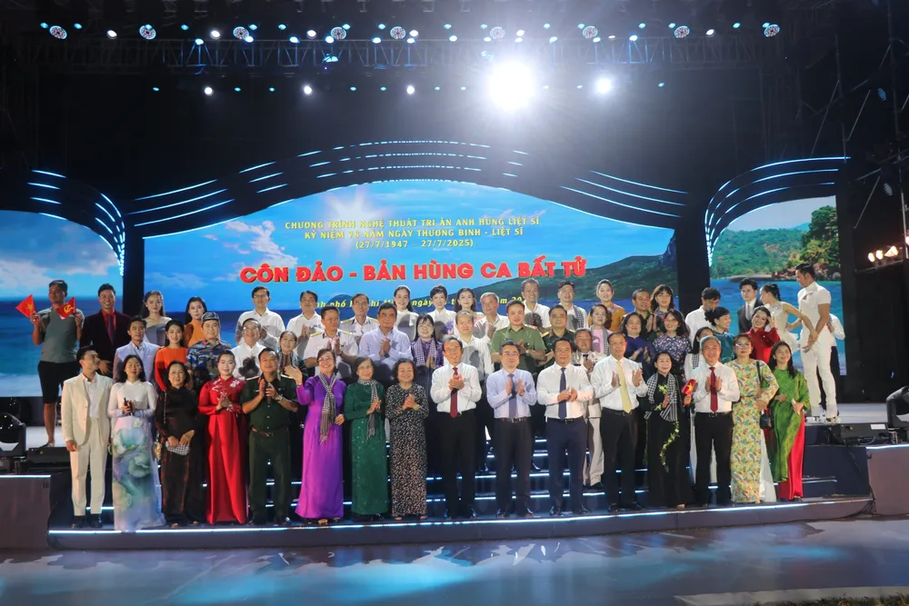 Đại biểu chụp hình lưu niệm tại chương trình nghệ thuật "Côn Đảo - Bản hùng ca bất tử" IMG_1997.JPG