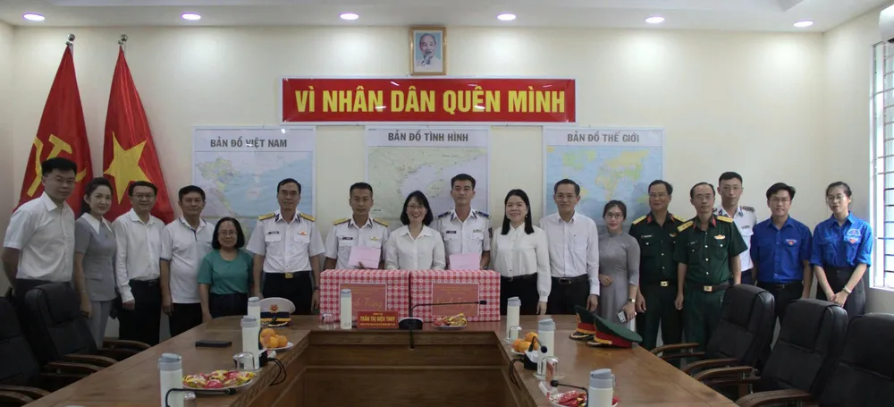 La délégation de travail de la camarade Tran Thi Dieu Thuy sur les lieux visités z6842923429563_46ab8b423f050fa485256f7e019fe4a7.jpg