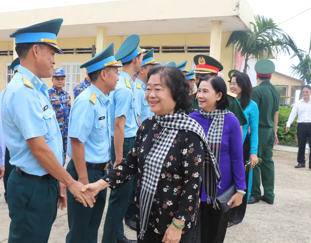 La délégation a visité et encouragé les officiers et les soldats de la station radar 32. z6842923430205_e6ed113233eb01792afbf56b36916f57.jpg