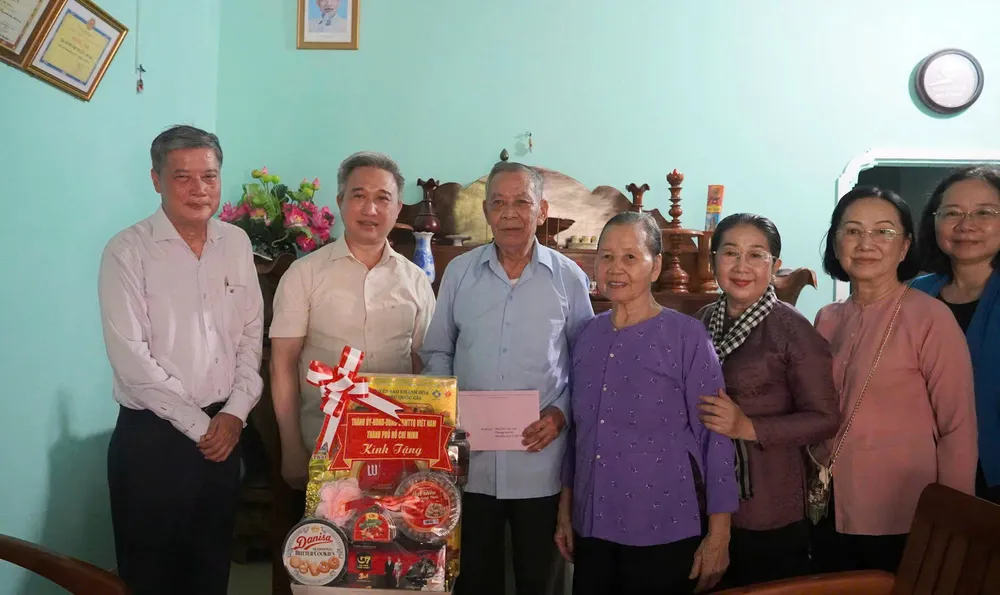 La délégation de travail du camarade Dang Minh Thong dans les lieux visités z6842923438148_1f93568e686f6dabc102a03d35822b66.jpg
