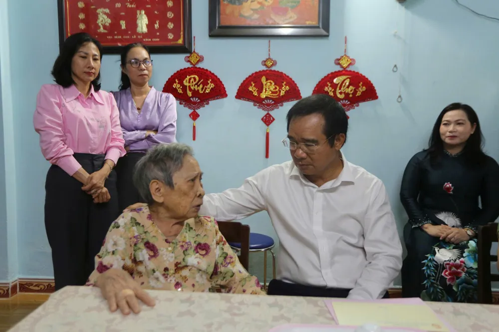 Le camarade Nguyen Van Duoc a aimablement rendu visite à Mme Vo Thi Thanh. z6842923442148_ddea3611d2d48437b93892e21ca0b0b0.jpg