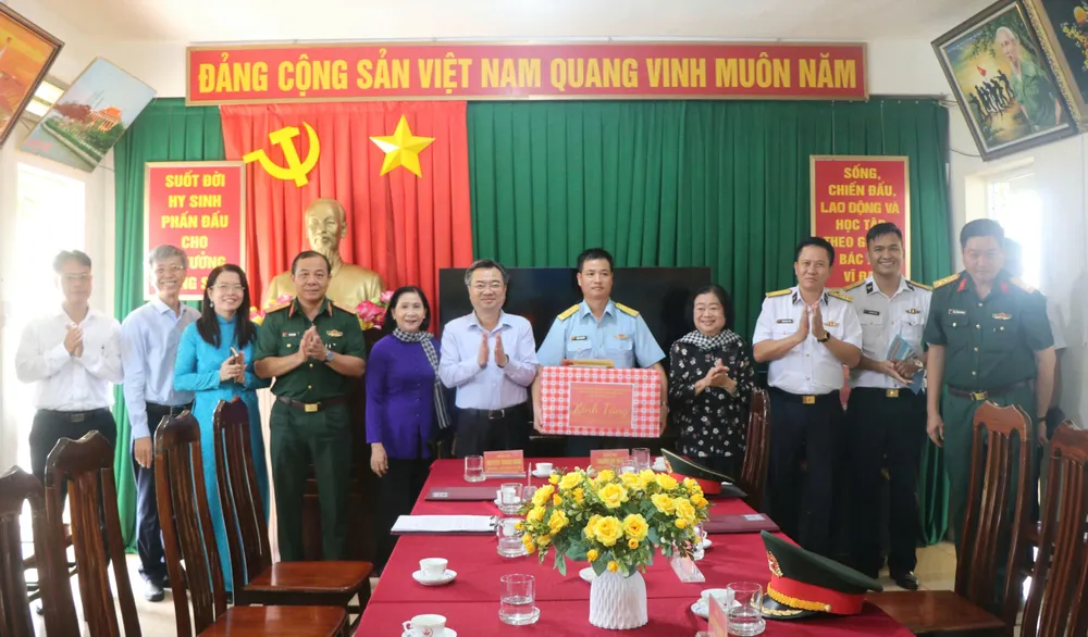 Le camarade Nguyen Thanh Nghi a présenté des cadeaux de Hô Chi Minh-Ville à 2 unités. z6842923450555_131cf60d29d58b18a52f7bdcaa585256.jpg