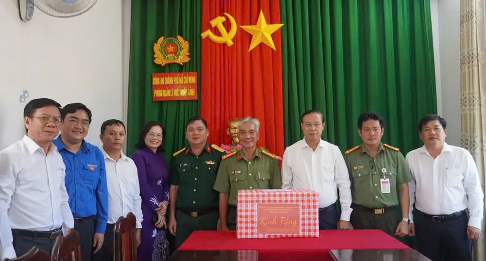 La délégation de travail du camarade Nguyen Van Tho dans les lieux visités z6842923467446_fd4f160ad8d03e6c2caf6f309b26170d.jpg