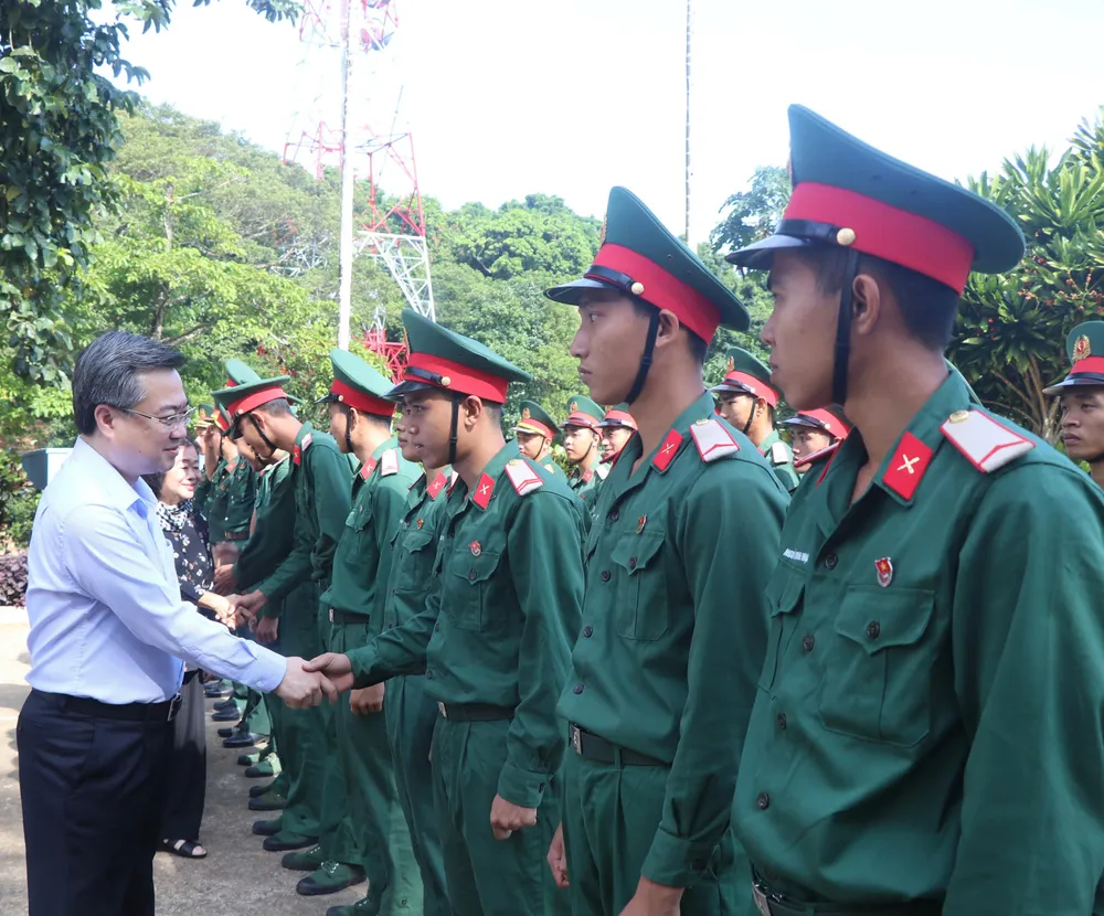 Le camarade Nguyen Thanh Nghi a encouragé les officiers et les soldats de la compagnie d'artillerie 10. z6842923472466_0776b77a020049842b78c2c395f7e9aa.jpg