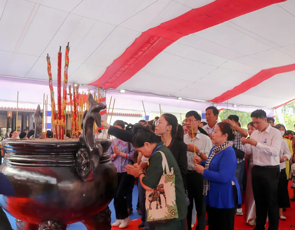 Người dân dâng hương tưởng niệm tại lễ giỗ IMG_20250727_111041.jpg