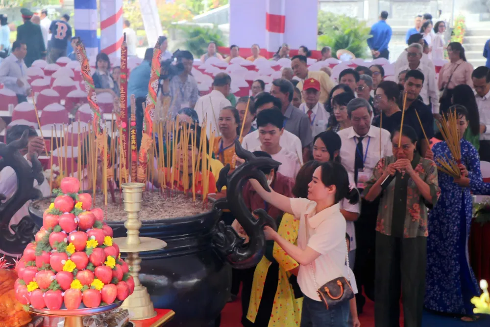 Đông đảo người dân đến dâng hương tại Đền thờ Côn Đảo IMG_20250727_112221.jpg
