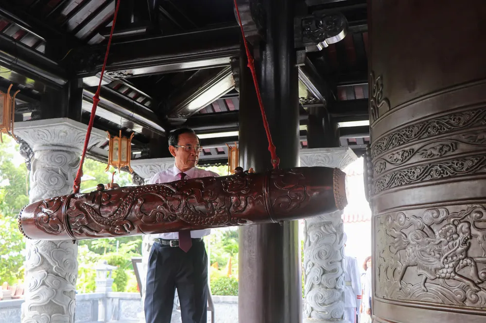 Bí thư Thành ủy TPHCM Nguyễn Văn Nên thỉnh chuông z6845378050152_d2ffac42c4529e59c48ae550086ce4c3.jpg