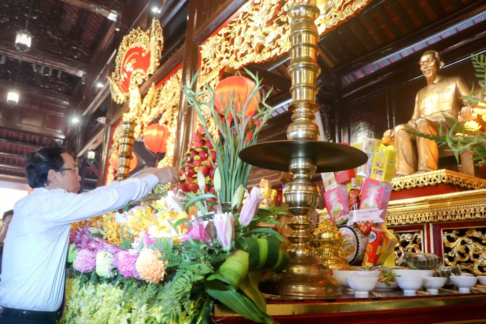 Bí thư Thành ủy TPHCM Nguyễn Văn Nên dâng hương Chủ tịch Hồ Chí Minh z6845385430246_43108e27c73ca92f2981fdc59d2d4977.jpg