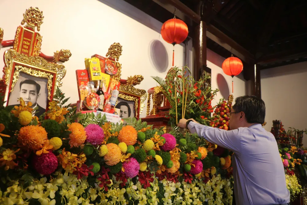 Đồng chí Nguyễn Thanh Nghị dâng hương tưởng niệm z6845395112180_b30f36df69c6caefdc7d273f19ecdcf5.jpg