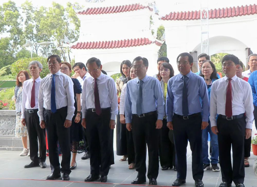 Đại biểu thực hiện nghi thức thỉnh chuông z6845397173599_95058d03c3d79cf2c3e3a4a5ab077c34.jpg