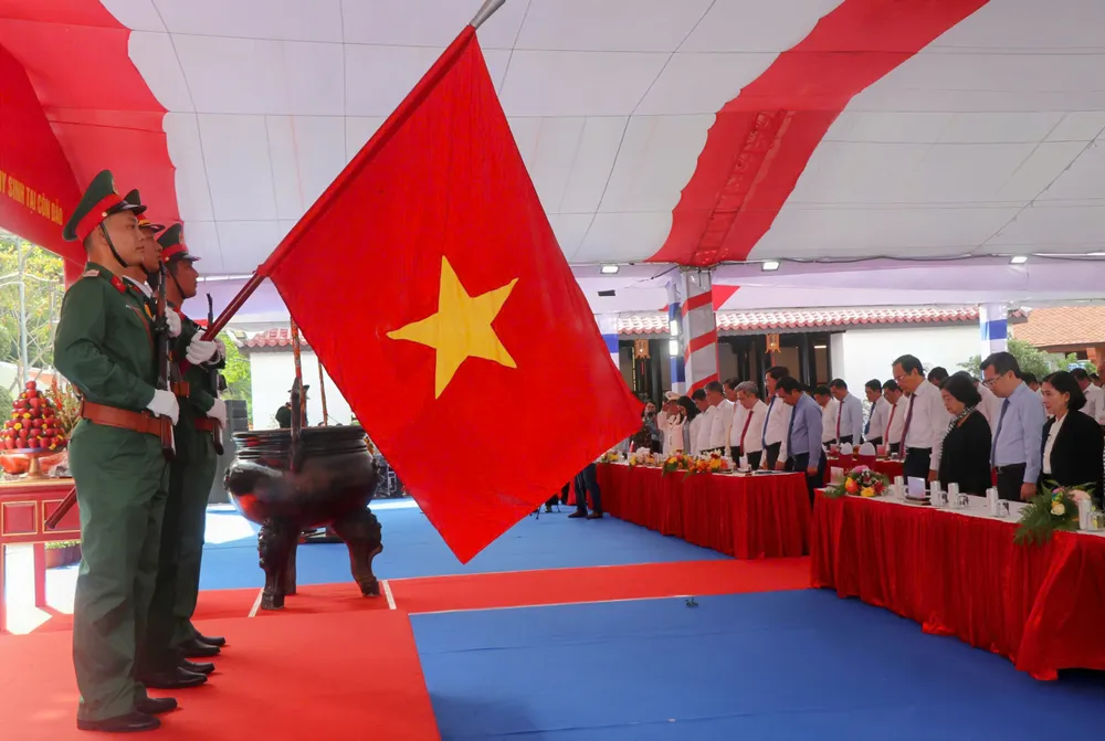 Đại biểu chào cờ và mặc niệm tưởng nhớ các anh hùng liệt sĩ z6845412526348_3d6441d612daa0a0b88e66efda147ee3.jpg