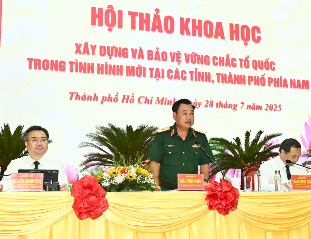 Thiếu tướng Trần Vinh Ngọc, Chính ủy Quân khu 7 phát biểu chào mừng hội thảo. Ảnh: VIỆT DŨNG z6849378450309_da1533eeeae0c0b49d81c0e3b5198a04.jpg