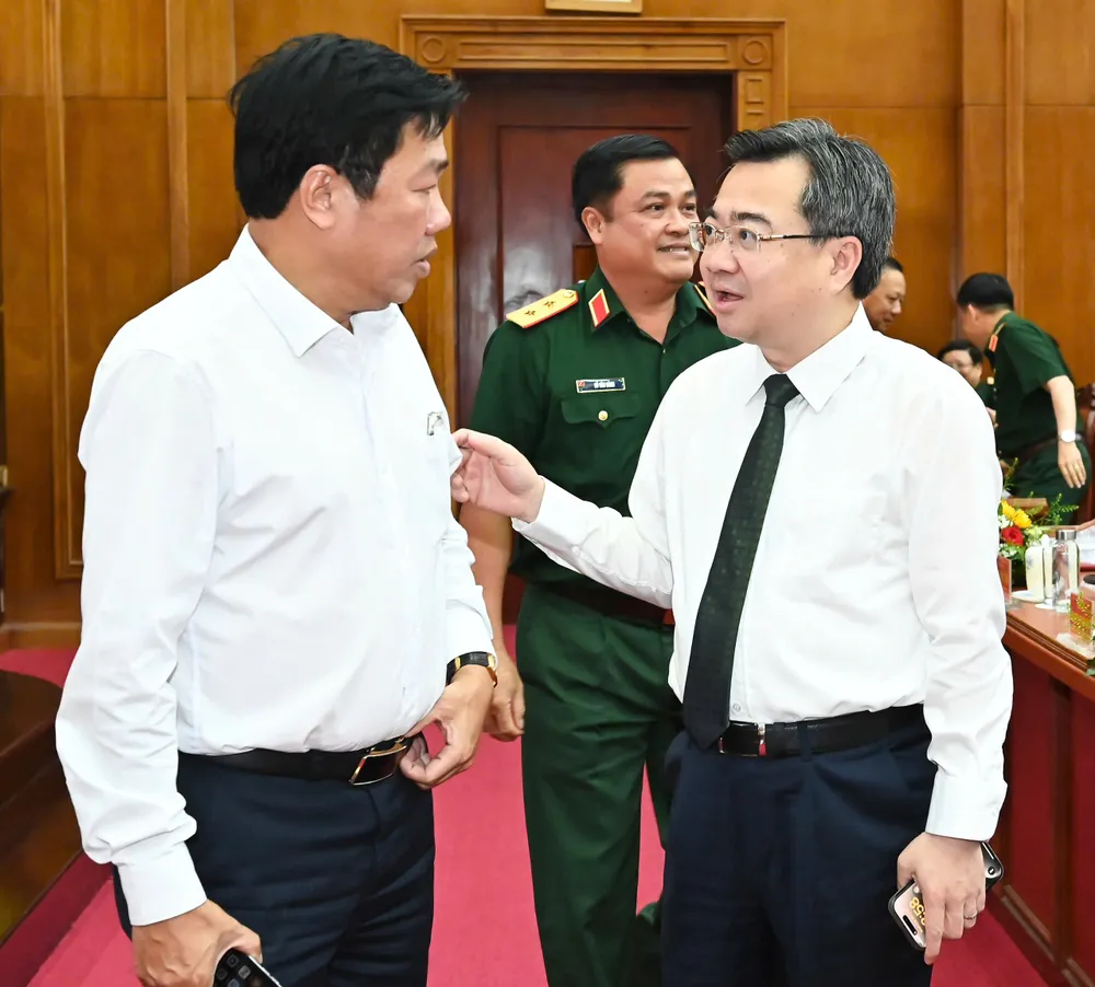 Đồng chí Nguyễn Thanh Nghị trao đổi với đại biểu dự hội thảo. Ảnh: VIỆT DŨNG z6849379198696_8a40d40e3cca958c91fee0f851078603.jpg