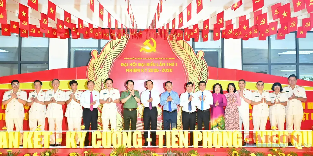 Đại biểu chụp hình lưu niệm tại đại hội. Ảnh: VIỆT DŨNG z6851972276951_11c291990f14105cc04776793577c22b.jpg