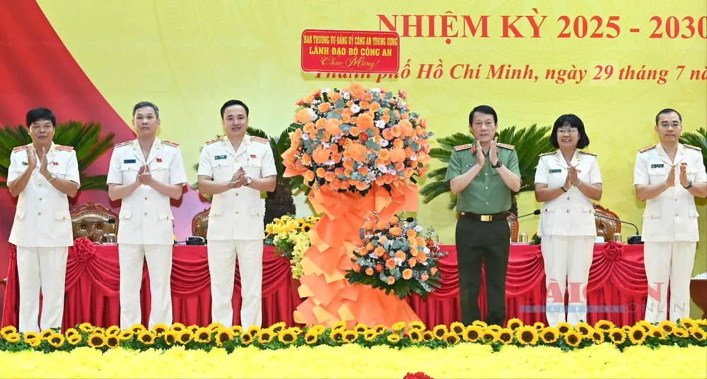 Đại tướng Lương Tam Quang tặng hoa chúc mừng đại hội. Ảnh: VIỆT DŨNG z6851972346432_80da801f4d7756c399303256380a8526.jpg