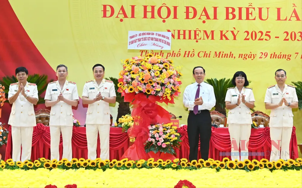 Bí thư Thành ủy TPHCM Nguyễn Văn Nên tặng hoa chúc mừng đại hội. Ảnh: VIỆT DŨNG z6851972362944_a1cc7b274ce135e27dd15364fda690c9.jpg