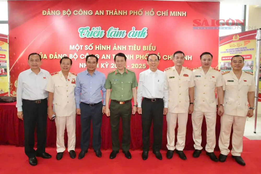 Các đại biểu tham quan triển lãm ảnh tại đại hội z6852252727497_ce6da905a0ee66cfbff2827e227f67a7.jpg