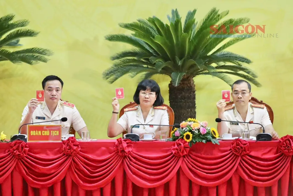 Đại biểu biểu quyết tại đại hội z6852252737188_d958d93ad4afef86aa57077848be4ed2.jpg