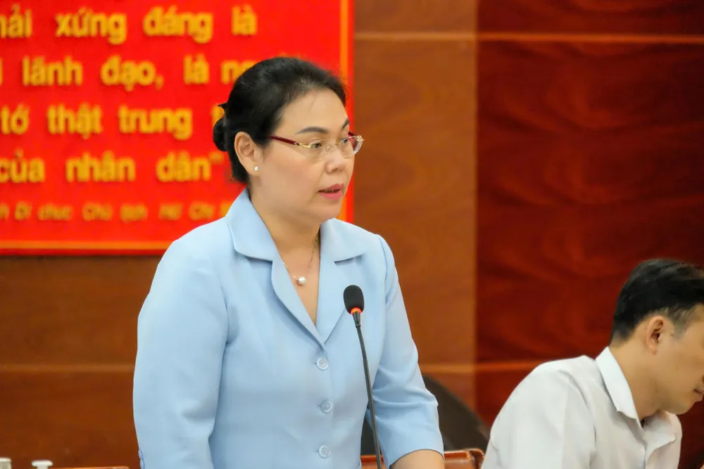 Bí thư Đảng ủy phường Bình Tây Lê Thị Thanh Thảo báo cáo tại buổi làm việc z6852902058514_49f1fb63fae7a5a3b8eb15911e280189.jpg