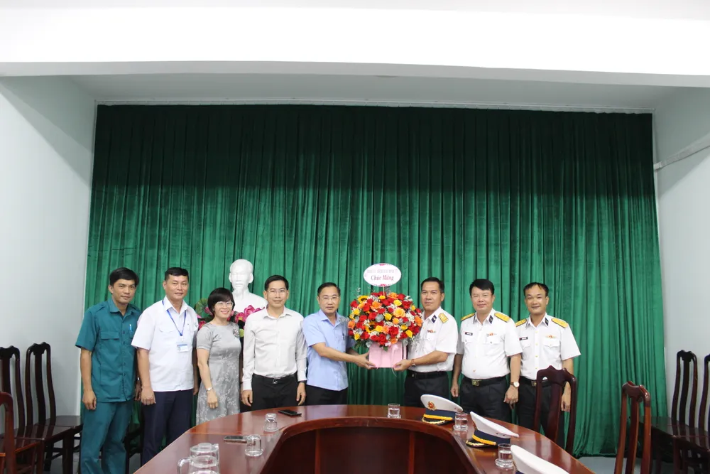 Đoàn công tác của Lữ đoàn 171 thăm chính quyền và nhân dân phường Tam Thắng, TPHCM 1 (2).JPG
