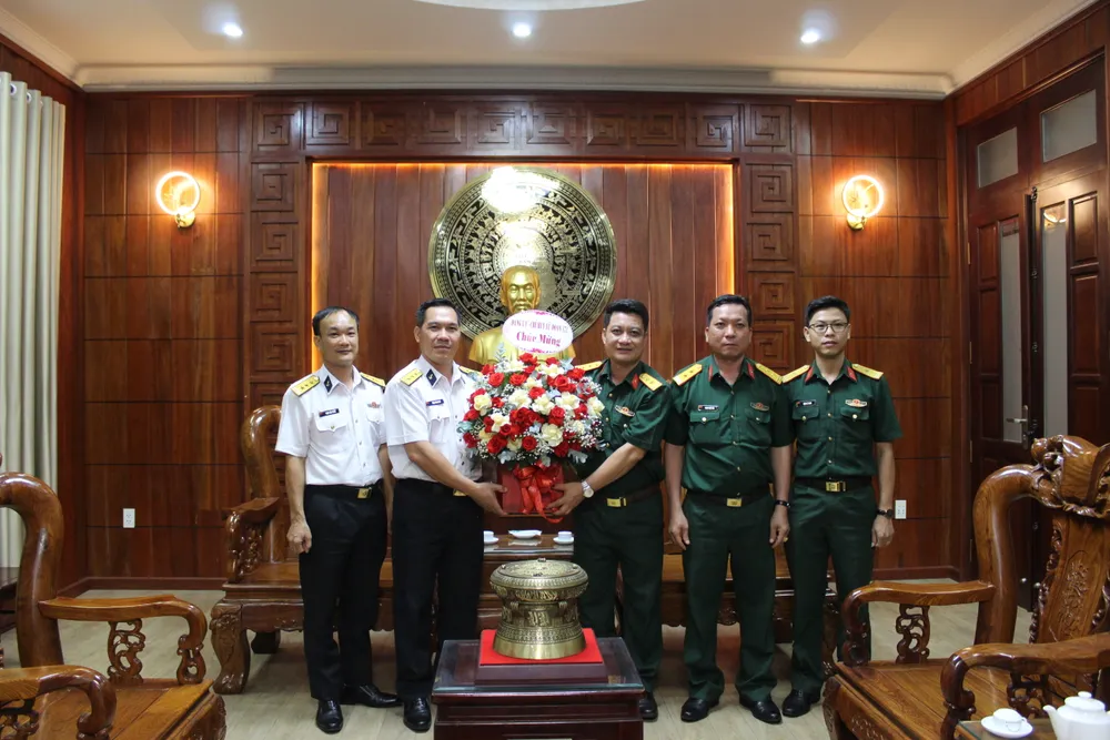 Đoàn công tác của Lữ đoàn 171 thăm Ban phòng thủ khu vực 5 - Tam Long, Bộ Tư lệnh TPHCM 3 (1).JPG