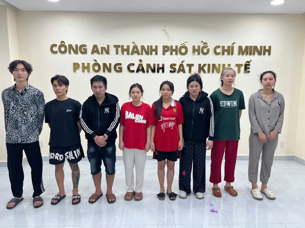8 đối tượng tại cơ quan công an. Ảnh: CA z6860570770827_9711446c907cd0f2f869b78c3ff4e2b1.jpg