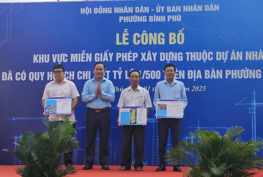 Trao bản đồ khu vực được miễn giấy phép xây dựng đến trưởng các khu phố trên địa bàn phường z6861729716425_a4ef7138c732201f8f6466375457dda2.jpg