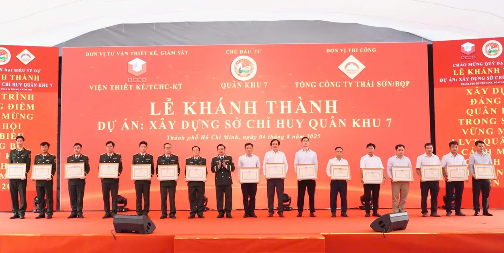 Khen thưởng các tập thể, cá nhân có thành tích xuất sắc trong thực hiện nhiệm vụ xây dựng Sở Chỉ huy Quân khu 7 z6871546363554_cdc453eb533dc66aa80238f216959db2 (1).jpg