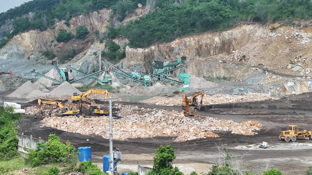 Hiện trường vụ khai thác trái phép. Ảnh: CA Ảnh 4 - Shinhan.jpg