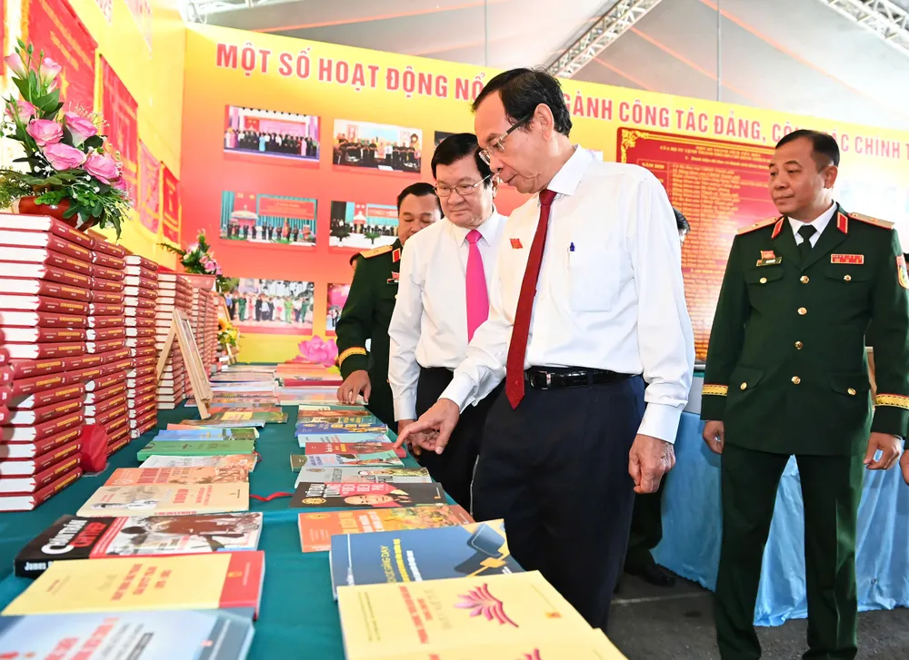 Đại biểu tham quan triển lãm đại hội. Ảnh: VIỆT DŨNG z6878133647118_bebdeefabf2f7fb9a1544063785474de.jpg
