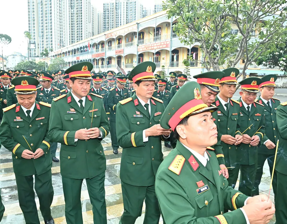 Đại biểu dâng hoa, dâng hương, báo công trước Chủ tịch Hồ Chí Minh. Ảnh: VIỆT DŨNG z6878133660811_2f9ef1f6e2af3982307a5bd33d3ba6ce.jpg