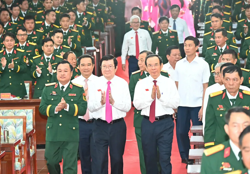 Đồng chí Nguyễn Văn Nên và các đại biểu về dự đại hội. Ảnh: VIỆT DŨNG z6878133746100_f17894e4024e8cf7c8baf4ab34ec814c.jpg