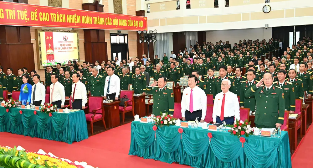 Đại biểu thực hiện nghi thức chào cờ. Ảnh: VIỆT DŨNG z6878133802601_c2a444ad2ffd43f9adc10f160b1b7bb5.jpg