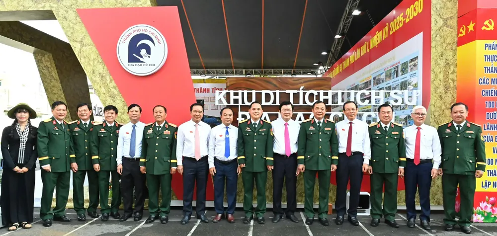 Đại biểu chụp hình lưu niệm tại đại hội. Ảnh: VIỆT DŨNG z6878133812050_e8eb4804d51abb9b519539076dbeaf07.jpg