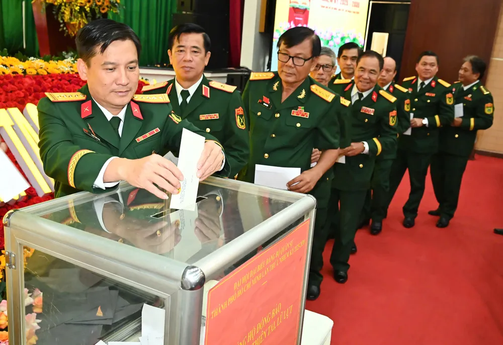 Đại biểu ủng hộ đồng bào chịu ảnh hưởng bởi thiên tai, bão lũ. Ảnh: VIỆT DŨNG z6878133833873_27aa9fbf1142c80683e19a61398b7969.jpg