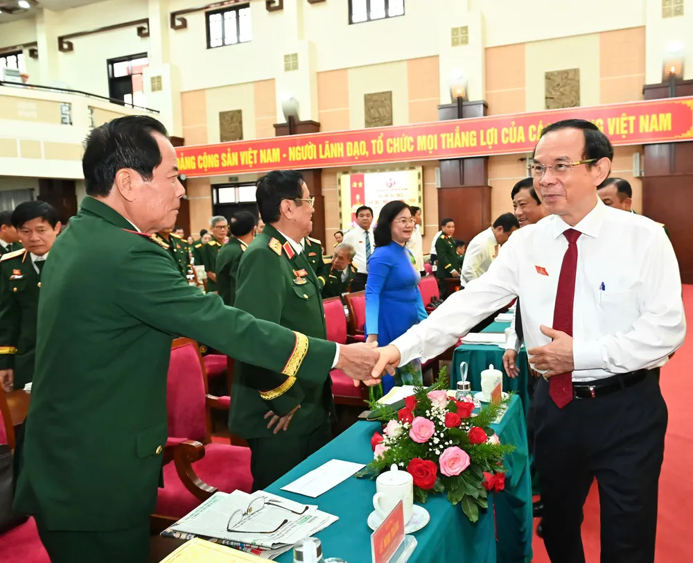 Đồng chí Nguyễn Văn Nên gặp gỡ đại biểu dự đại hội. Ảnh: VIỆT DŨNG z6878133945854_7d7802300168d017342ae9da492e28cb.jpg
