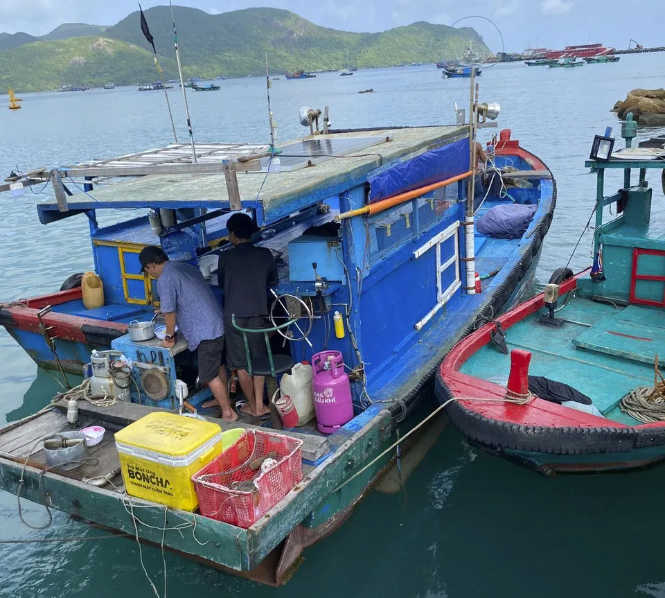 Tàu cá BV 08915 TS khi bị kiểm tra hành chính. Ảnh: QUANG TIẾN ANH 1.jpg
