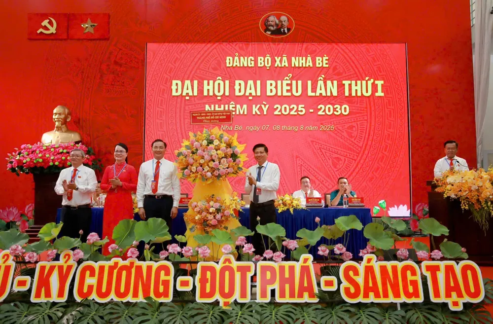 Thành ủy - HĐND - UBND - Ủy ban MTTQ Việt Nam TPHCM chúc mừng đại hội z6885756820725_22a52db34685b11a86b88f5ff959a4e1.jpg