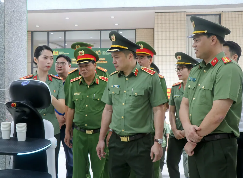Đại biểu tham quan mô hình Robot phục vụ đón tiếp người dân và hỗ trợ thực hiện thủ tục hành chính công z6895397923101_b84f2cf21bec2c559cc49b57dcd263fd.jpg